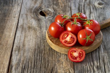 Ahşap zemin üzerinde taze domatesler. Boşluğu kopyala