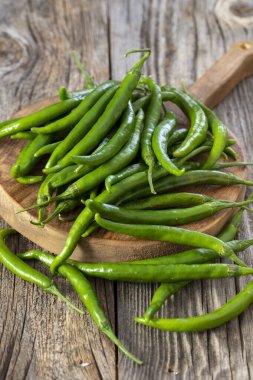 Ahşap zemin üzerinde taze yeşil biber