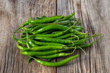 Ahşap zemin üzerinde taze yeşil biber