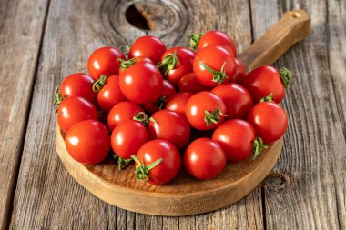 Tahta zemin üzerinde taze kiraz domatesleri