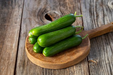 Tahta zemin üzerinde taze salatalıklar.