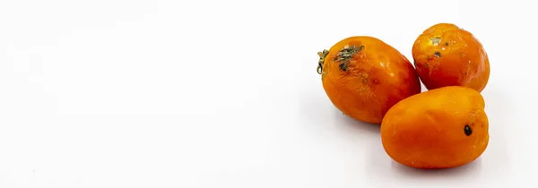Rotta Tomater Vit Bakgrund Livsmedelsslöseri Kopiera Utrymme — Stockfoto
