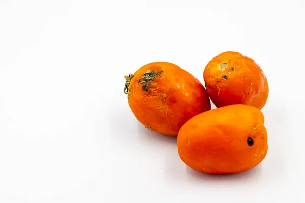 Rotte Tomaten Een Witte Achtergrond Voedselverspilling Kopieerruimte — Stockfoto