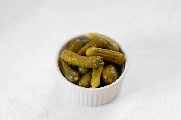 Cornichones Crujientes Escabeche Tazón Cerámica Blanca Pepinillos Verdes Marinados Pepino —  Fotos de Stock