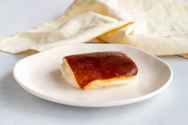 Beyaz arka planda kızarmış süt tatlısı. Türk tatlısı kazandibi