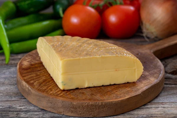 Ahşap Arka Planda Füme Peynir — Stok fotoğraf