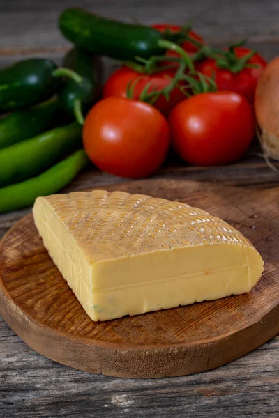 Ahşap Arka Planda Füme Peynir — Stok fotoğraf