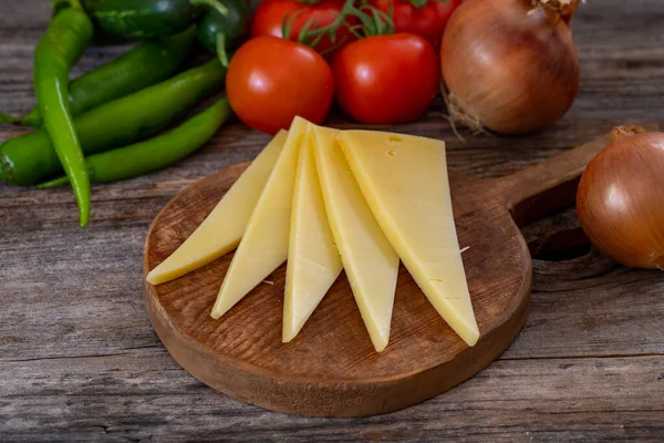 Ahşap Arka Planda Peynir — Stok fotoğraf