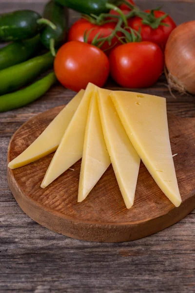 Ahşap Arka Planda Peynir — Stok fotoğraf