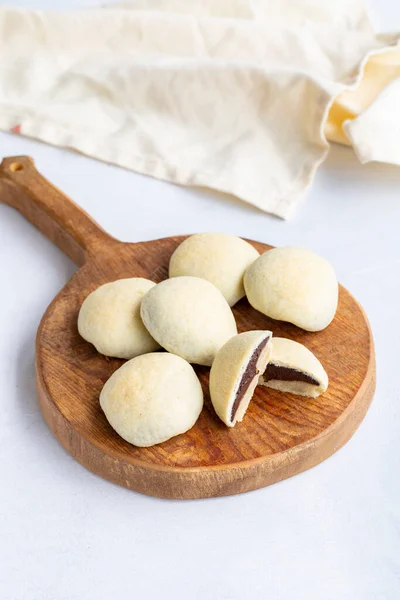 Koekjes Met Chocoladevulling Een Witte Achtergrond Vers Gebakken Koekjes — Stockfoto