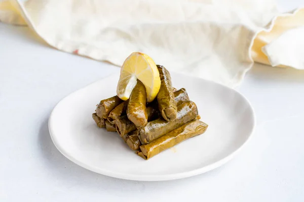 Plněné Listy Olivovým Olejem Bílém Pozadí Tradiční Chuť Turecké Kuchyně — Stock fotografie