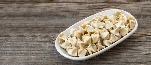 Frusen Ravioli Trä Bakgrund Medelhavsdelikatesser Kopiera Utrymme — Stockfoto