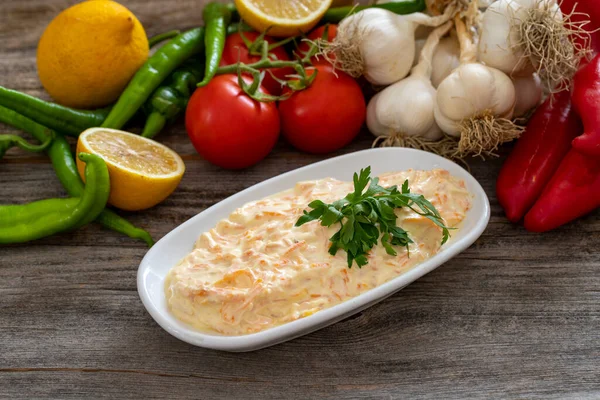 Carrot Salad Prepared Grated Carrots Garlic Yogurt Traditional Turkish Cuisine — Stock Photo, Image