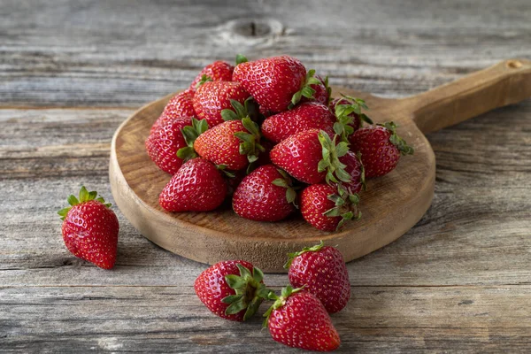 Frische Erdbeeren Auf Holz Hintergrund — Stockfoto