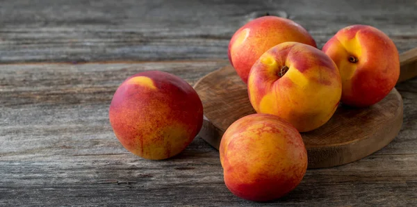 Vivid Peaches Nectarines Wood Background Copy Space — Stock Photo, Image