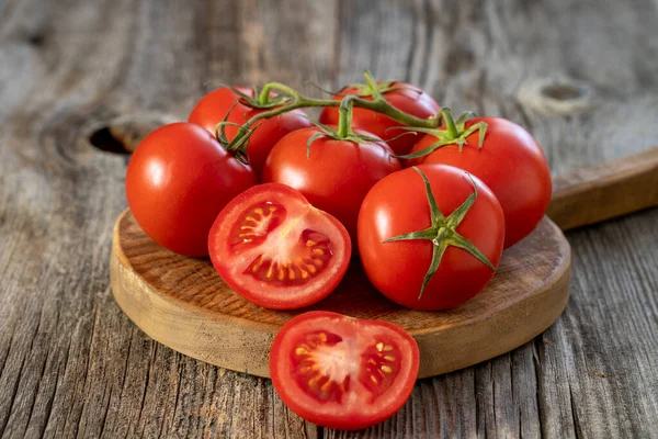 Świeże Dojrzałe Pomidory Tle Drewna — Zdjęcie stockowe
