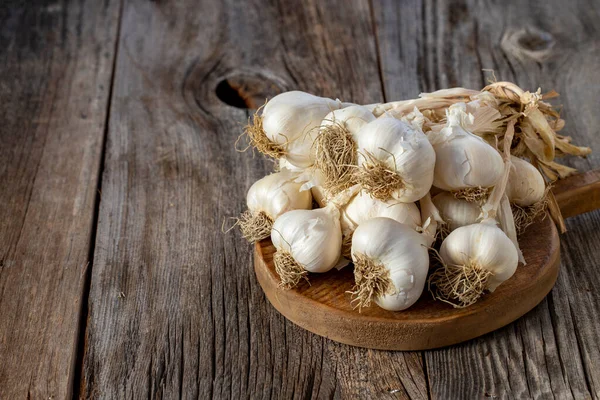 Verse Rijpe Knoflook Houtondergrond Kopieerruimte — Stockfoto