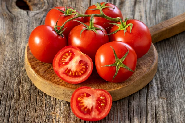 Ahşap zemin üzerinde taze domatesler. Kapat.