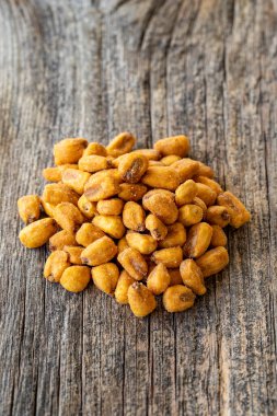 Kızarmış mısır çerezi. Ahşap arka planda soslu mısır çerezi. toplu mısır ve fındık taneleri.