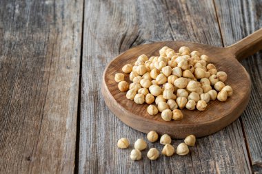 Kavrulmuş fındık. Ahşap arka planda fındık. Toplu fındık çekirdekleri. Boşluğu Kopyala