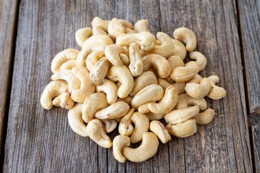 Kaju fıstığı. Ahşap arka planda kaju. Toplu Ceviz