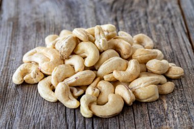 Kaju fıstığı. Ahşap arka planda kaju. Toplu Ceviz