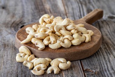 Kavrulmuş kaju fıstığı. Ahşap arka planda kaju fıstığı. Toplu Ceviz.