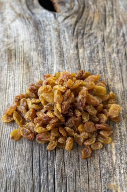 Kuru üzüm. Ahşap zeminde kuru kuru üzümler. Toplu kuru üzüm taneleri