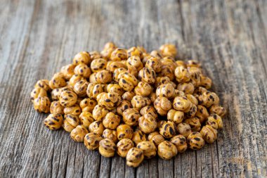 Kızarmış nohut. Ahşap zeminde nohut. Toplu Nohut taneleri