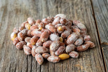 Tuzlu kavrulmuş fıstık. Ahşap zeminde tuzlu fıstık. toplu fıstık çekirdekleri