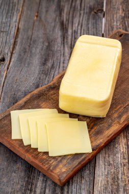Kashar peyniri ya da ahşap zeminde kaşkaval peyniri. Servis masasında peynir dilimleri