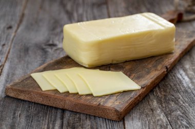 Kashar peyniri ya da ahşap zeminde kaşkaval peyniri. Servis masasında peynir dilimleri