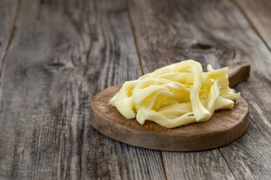 Dama peyniri ya da ahşap zeminde tel peyniri. Peynir servis panosunda