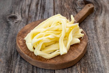 Dama peyniri ya da ahşap zeminde tel peyniri. Peynir servis panosunda