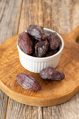 Tabakta meyve var. Ahşap arka planda meyveler. Organik ve taze fındık. Kapat.