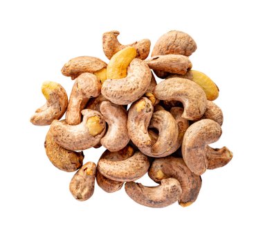 Kabuklu kaju, beyaz arka planda izole edilmiş. Ceviz yığını, yakın plan..