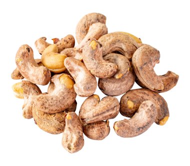 Kabuklu kaju, beyaz arka planda izole edilmiş. Ceviz yığını, yakın plan..