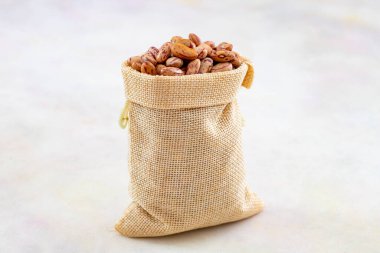 beyaz zemin üzerinde ham organik Barbunya fasulye.