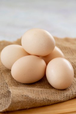 Çuval bezi üzerinde organik yumurtalar