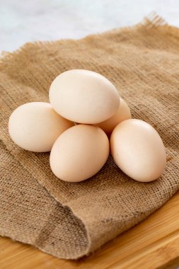 Çuval bezi üzerinde organik yumurtalar