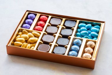 Beyaz ahşap arka planda çikolatalar paketlenmiş. hediye çikolata