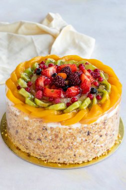 Beyaz ahşap arka planda meyveli kek. Kutlama pastası