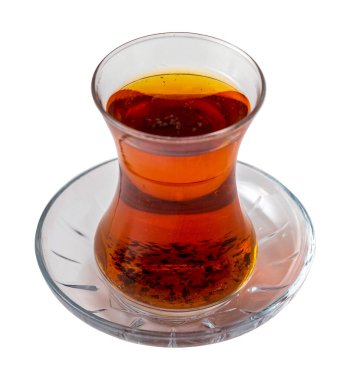 Beyaz arkaplanda demlenmiş çay