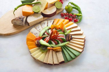 Beyaz ahşap arka planda peynir tabağı. Peynir tatma tabağı. Peynir çeşitleri. Peynir tabağı masada. Antipasto tabağı. yatay görünüm