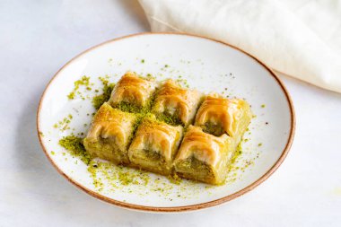 Fıstıklı baklava. Beyaz arka planda fıstıklı baklava. Yerel adı cimcik baklava