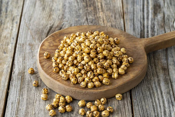 Kızarmış nohut. Ahşap zeminde nohut. Toplu Nohut taneleri