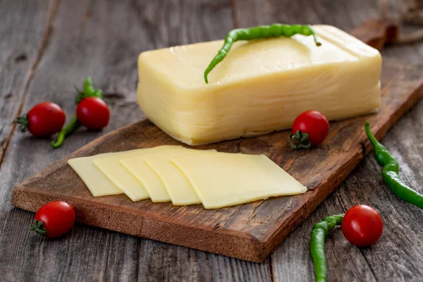 Kashar Peyniri Ahşap Zeminde Kaşkaval Peyniri Servis Masasında Peynir Dilimleri — Stok fotoğraf