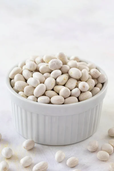 Raw Organic White Haricot Bean Белом Фоне — стоковое фото