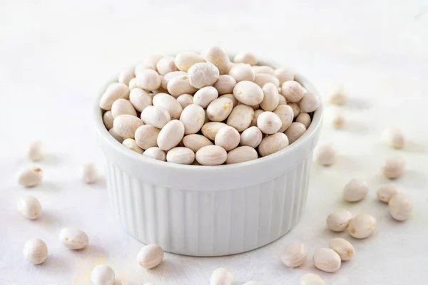 Raw Organic White Haricot Bean Белом Фоне — стоковое фото