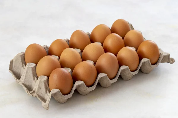 Csirke Tojás Fehér Fából Készült Háttérrel Organikus Tojás Tojásos Dobozok — Stock Fotó